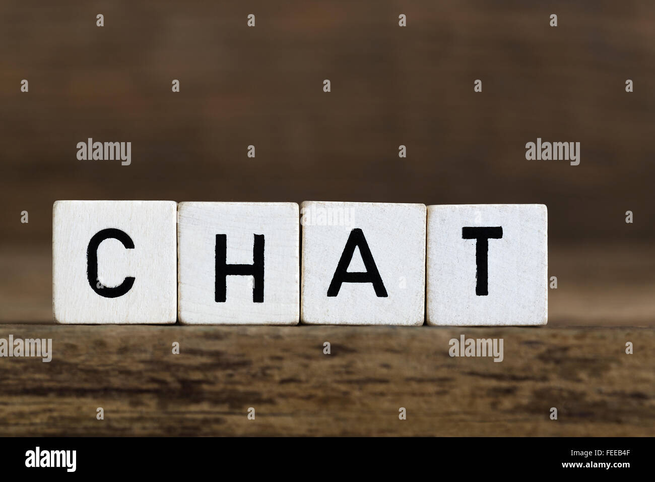 Das Wort Chat geschrieben in Würfeln auf einem hölzernen Hintergrund Stockfoto