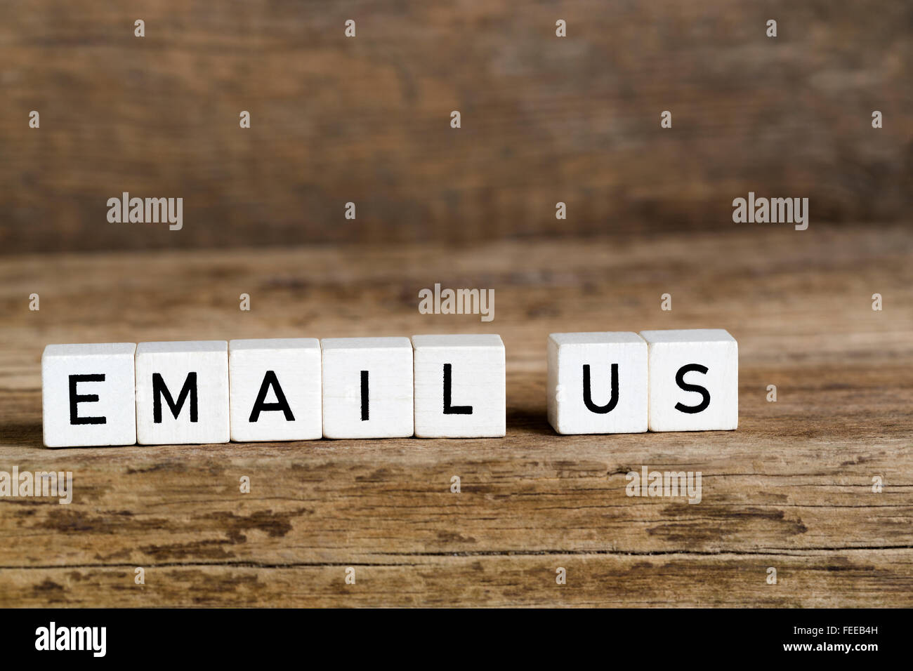 Die Worte eine email geschrieben in Würfeln auf einem hölzernen Hintergrund Stockfoto