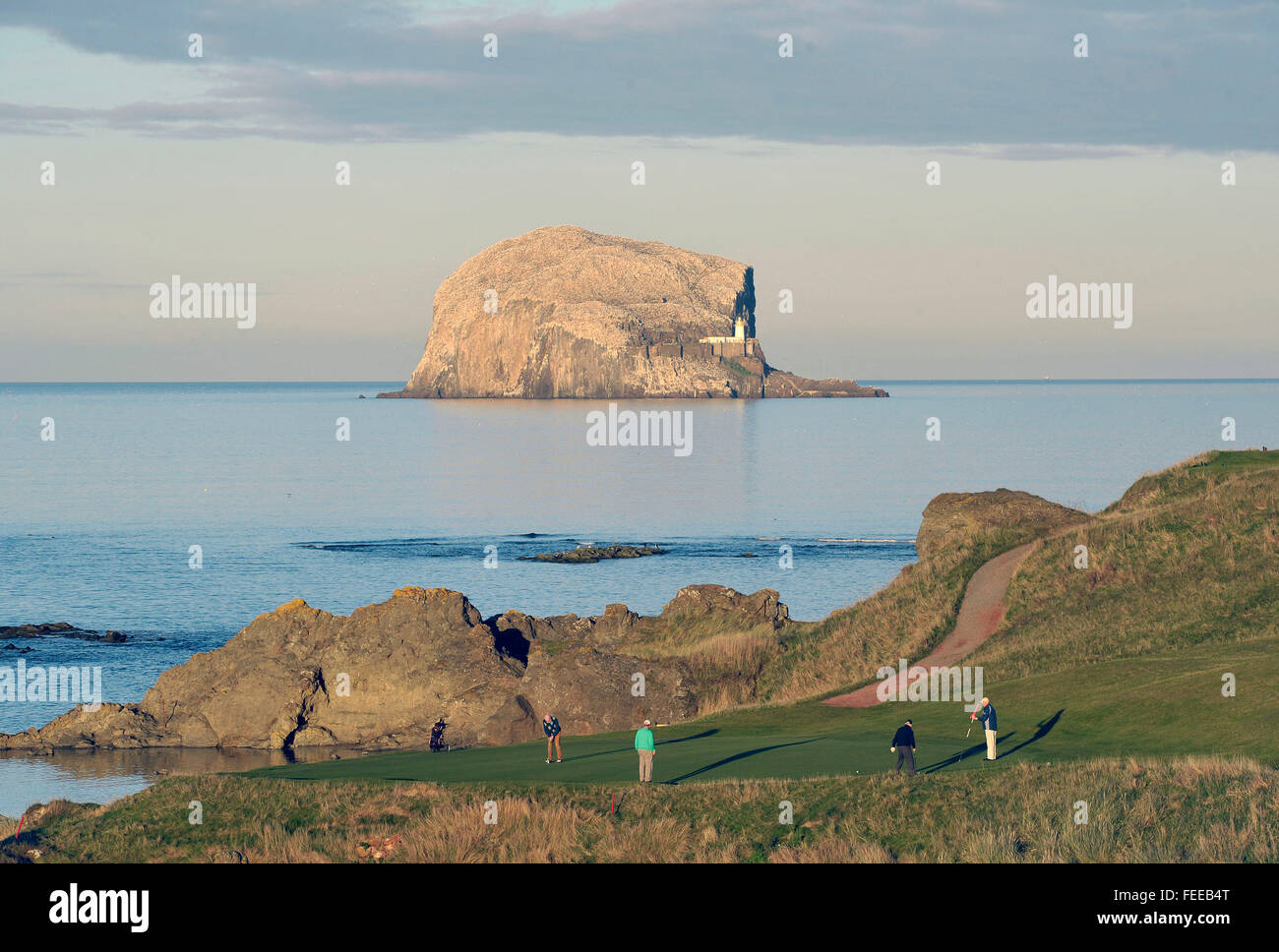 12. Oktober 2014 The Glen Golf Course und Bass Rock, North Berwick UK. Golfer am 13., "Meer Loch" mit dem Bass Rock hinter. Stockfoto