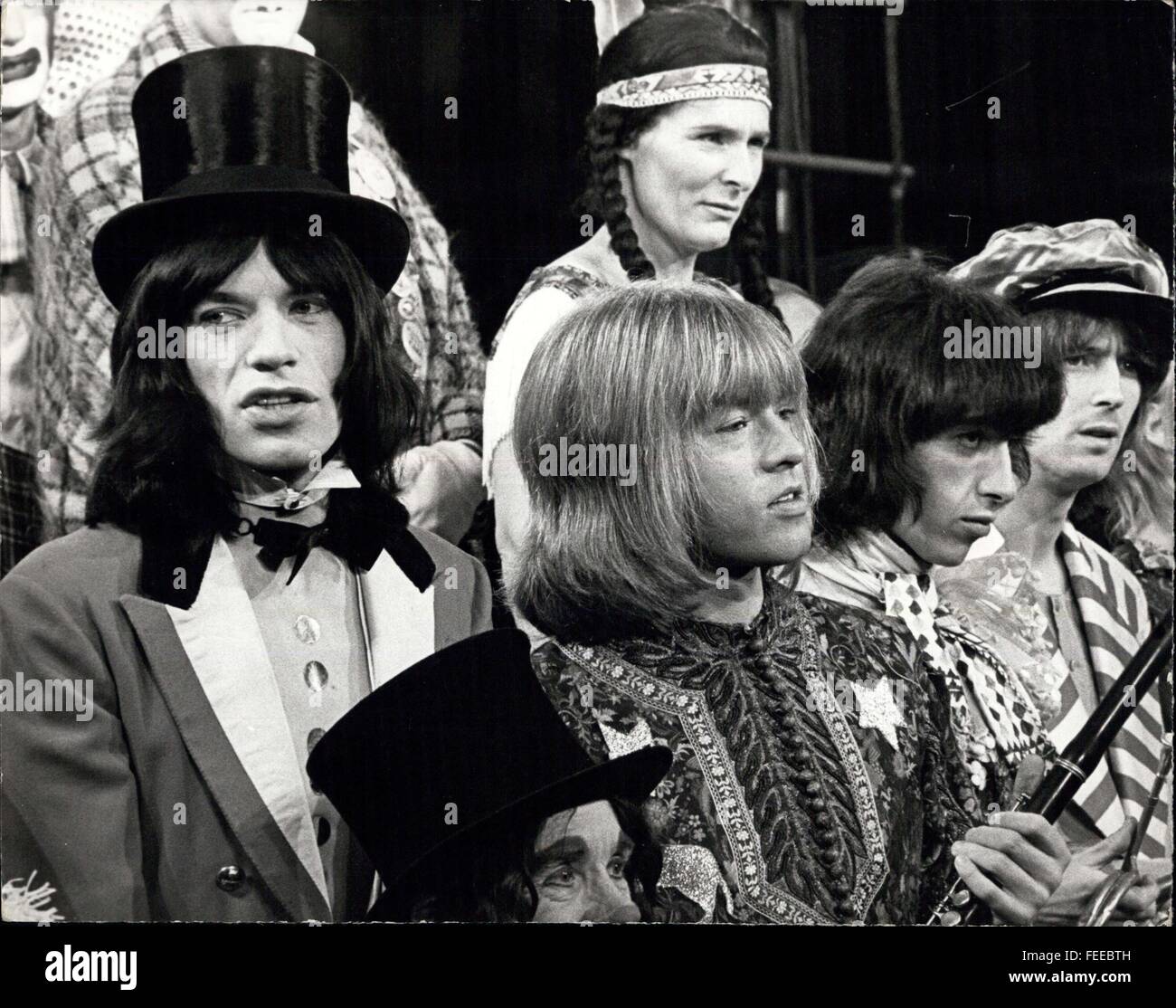 1969 - die ungewöhnlichsten Zirkus der Welt.: im Zuge der Dreharbeiten jetzt geht was sicherlich ungewöhnlichsten Zirkus der Welt sein muss. Denn nicht nur es, Trapezkünstler, Clowns und Tiere haben wird - aber eines der wichtigsten Sehenswürdigkeiten The Rolling Stones - in The Rolling Stones Rock and Roll Circus werden. (L-R) Mick Jagger, Brian Jones und Keith Richards von den Rolling Stones - zusammen mit vielen ihrer Freunde während der Dreharbeiten zu "The Rolling Stones Rock and Roll Circus © Keystone Bilder USA/ZUMAPRESS.com/Alamy Live-Nachrichten Stockfoto