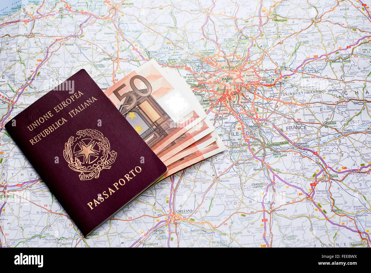 Reisepass, Geld und Karte vor der Reise Stockfoto
