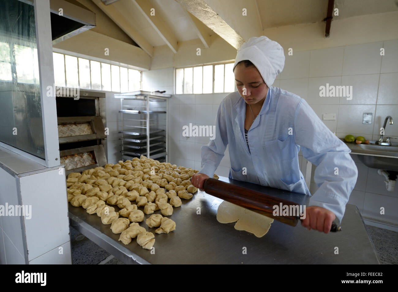 Teen ausrollen Teig in der Bäckerei ein soziales Projekt, Bogota, Kolumbien Stockfoto
