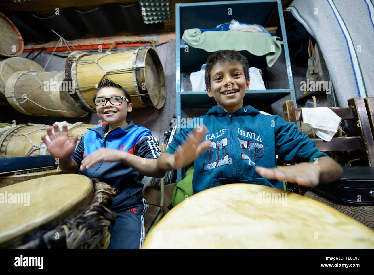 Jungen, die Trommeln glücklich, Sozialprojekt, Bogota, Kolumbien Stockfoto
