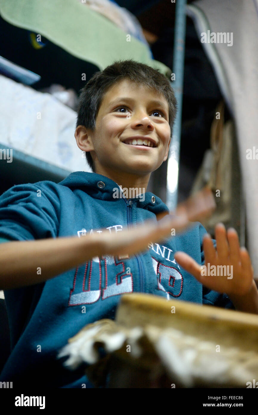 Junge fröhlich Trommeln, Sozialprojekt, Bogota, Kolumbien Stockfoto