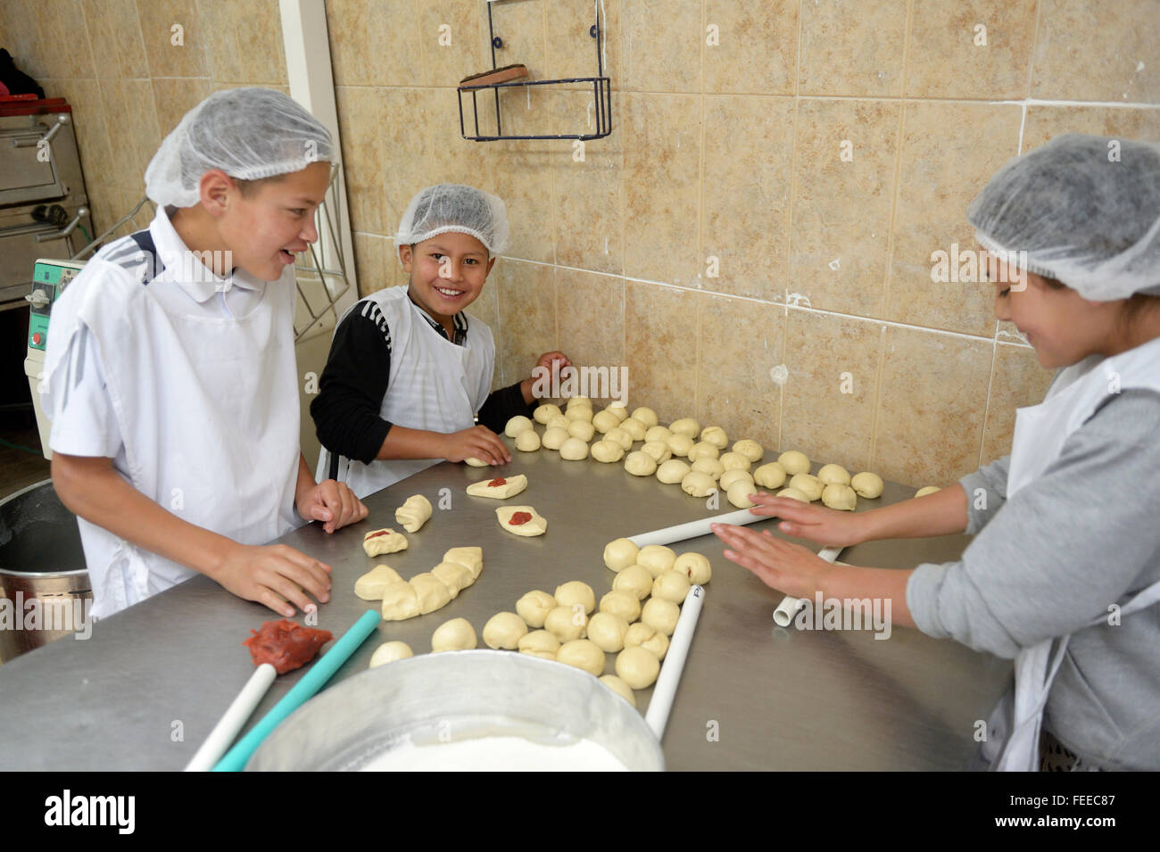 Kindern, jungen arbeiten in Bäckerei, Berufsausbildung, Creciendo Unidos Sozialprojekt, Villa Javier, Bogotá, Kolumbien Stockfoto