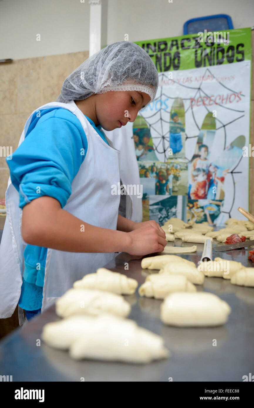 Mädchen kneten Teig in Bäckerei, Berufsausbildung, Creciendo Unidos Sozialprojekt, Villa Javier, Bogotá, Kolumbien Stockfoto