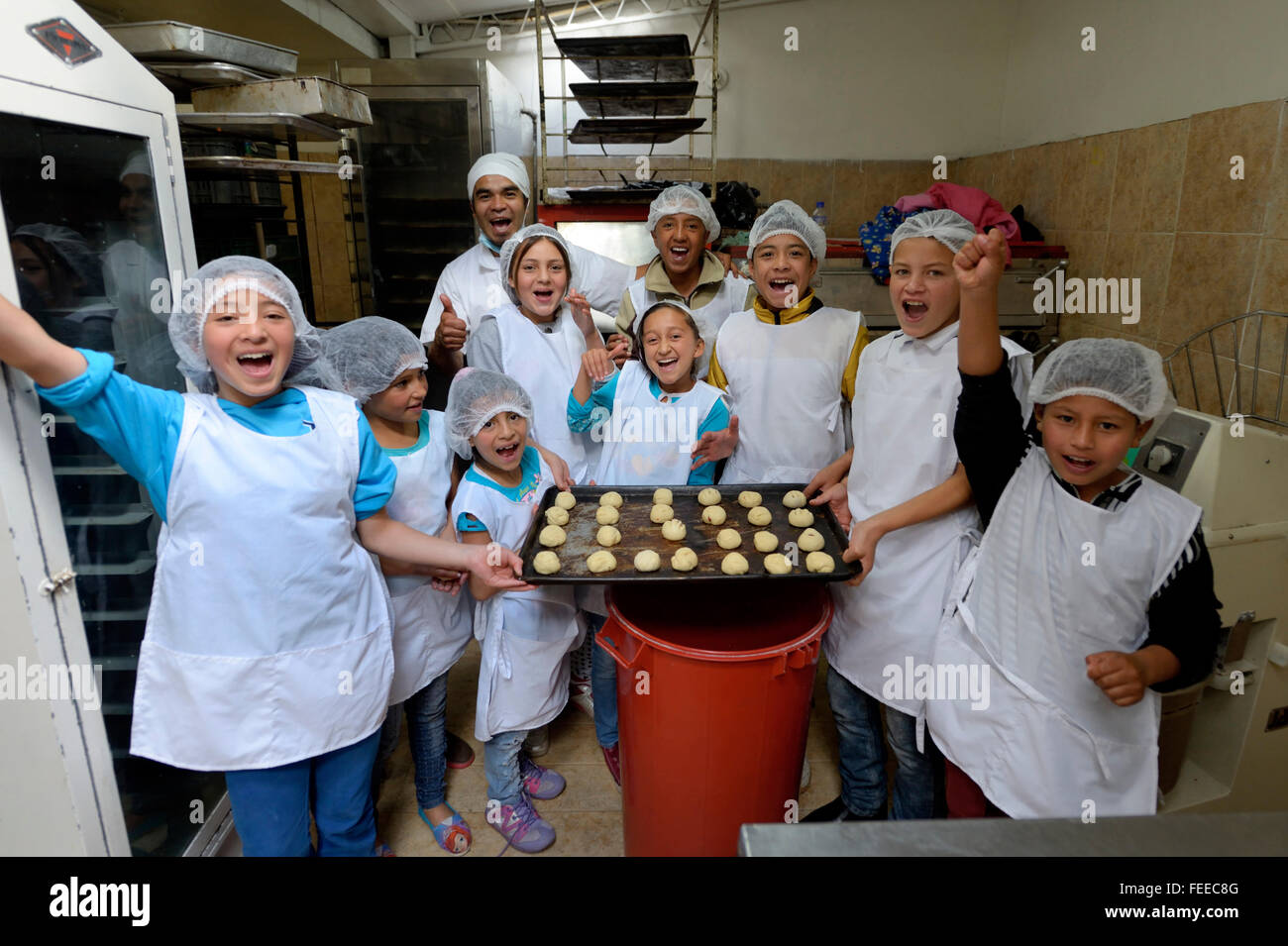 Kinder und Lehrer in der Bäckerei, Berufsausbildung, Creciendo Unidos Sozialprojekt, Villa Javier, Bogotá, Kolumbien Stockfoto