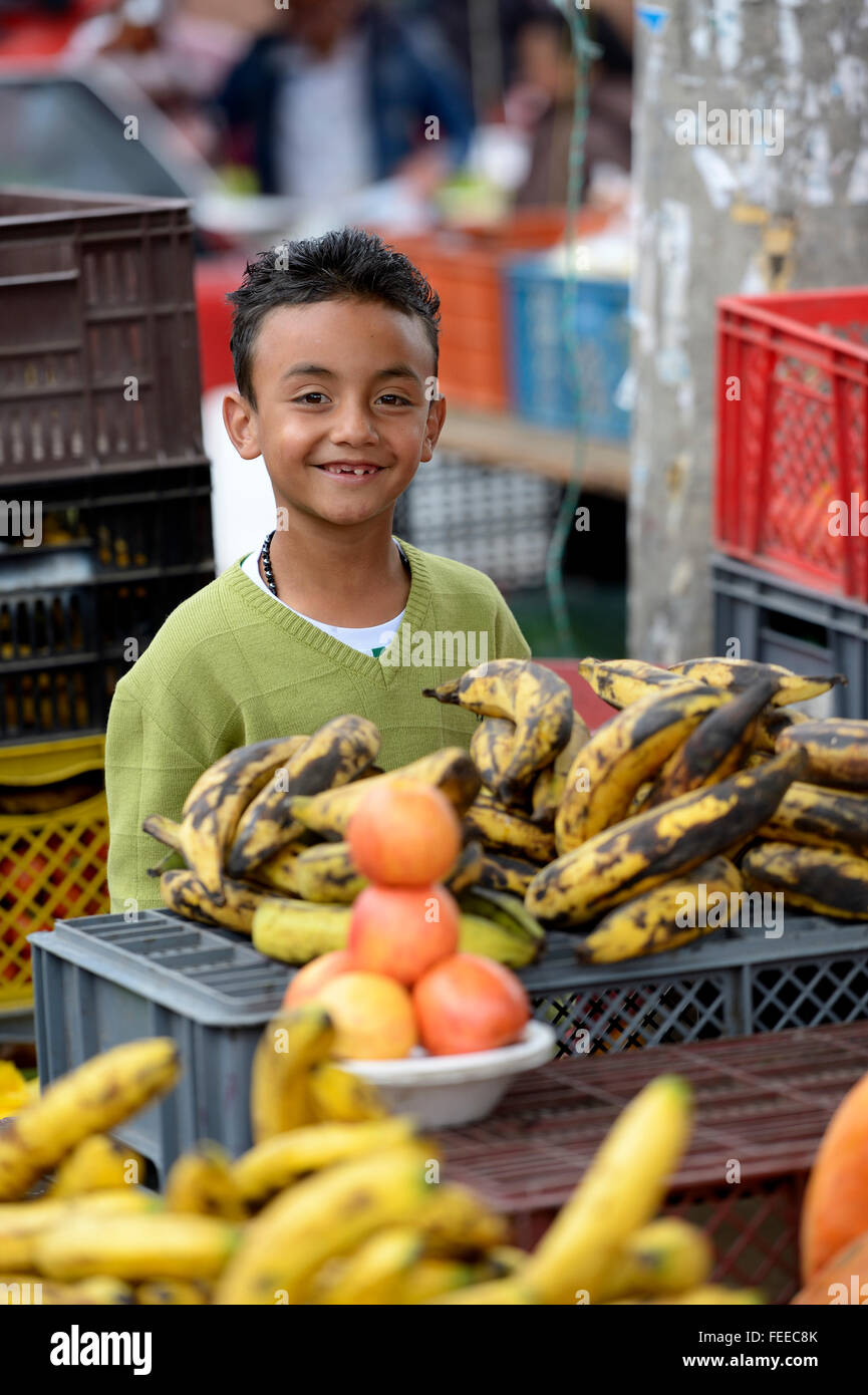 Kinderarbeit, junge, 8 Jahre, Verkauf von Gemüse auf einem Straßenmarkt, Barrio 20 de Julio, Bogota, Kolumbien Stockfoto