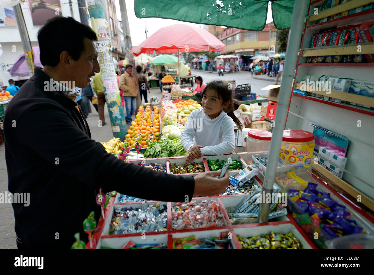 Kinderarbeit, Mädchen, 5 Jahre, Verkauf von Süßigkeiten auf einem Straßenmarkt, Barrio 20 de Julio, Bogota, Kolumbien Stockfoto