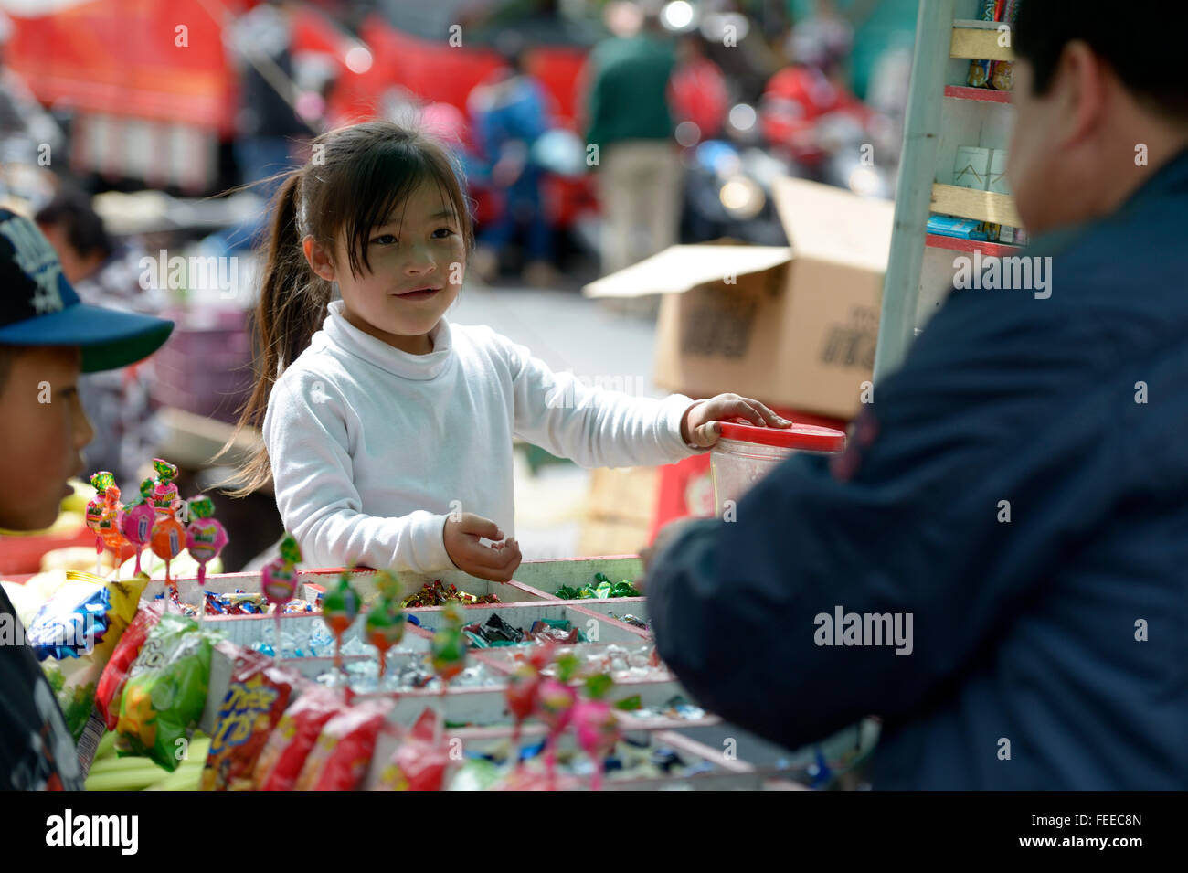 Kinderarbeit, Mädchen, 5 Jahre, Verkauf von Süßigkeiten auf einem Straßenmarkt, Barrio 20 de Julio, Bogota, Kolumbien Stockfoto