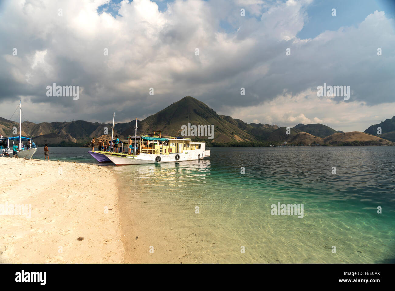 Boote, Strand, Insel Kelor, Rand des Komodo Nationalparks, kleinen Sunda-Inseln, Indonesien Stockfoto
