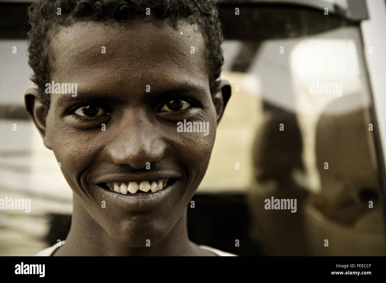 Junge der Ferne Mann mit scharfen Zähnen lächelnd, Ahmed Ela, Danakil Depression, Afar-Region, Äthiopien Stockfoto