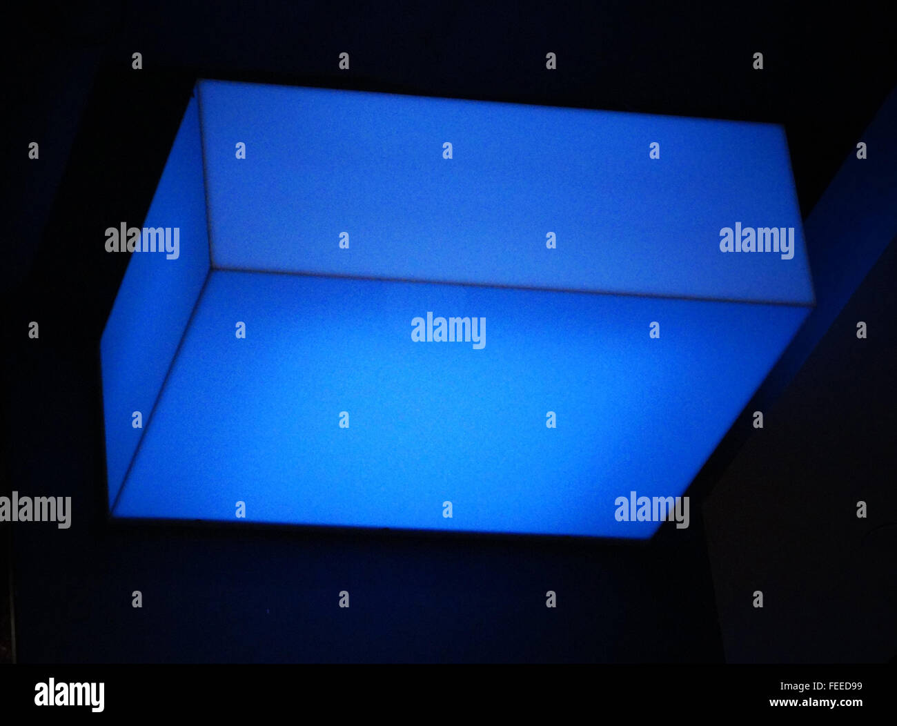 Ich sah diese leuchtende blaue Box in einem Store Ich kann mich nicht erinnern, während ich hing mit der Familie. Stockfoto