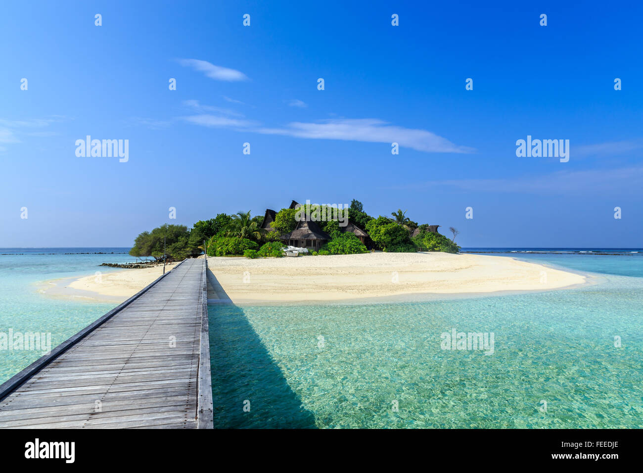 Vaagali tropischen Insel-Resort umgeben von türkisfarbenem Wasser, Blick von der Seebrücke entfernt, die Malediven Stockfoto