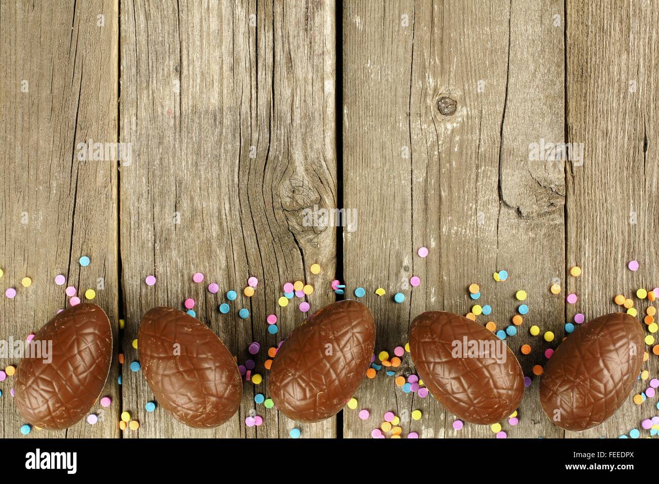 Schokoladen-Osterei untere Rahmenlinie über einem Holz Hintergrund Stockfoto