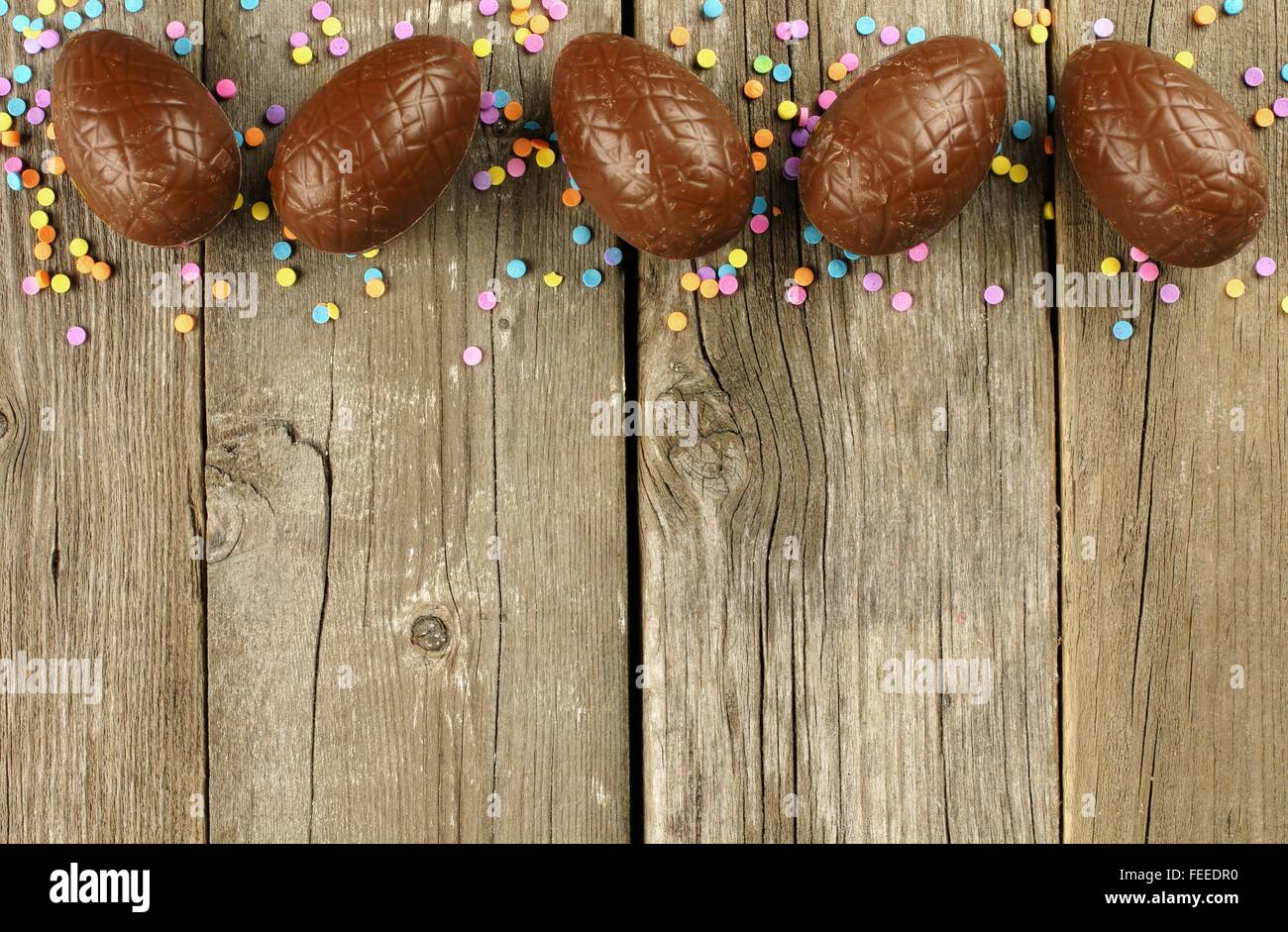 Schokoladen-Osterei oberen Rand über ein Holz Hintergrund Stockfoto