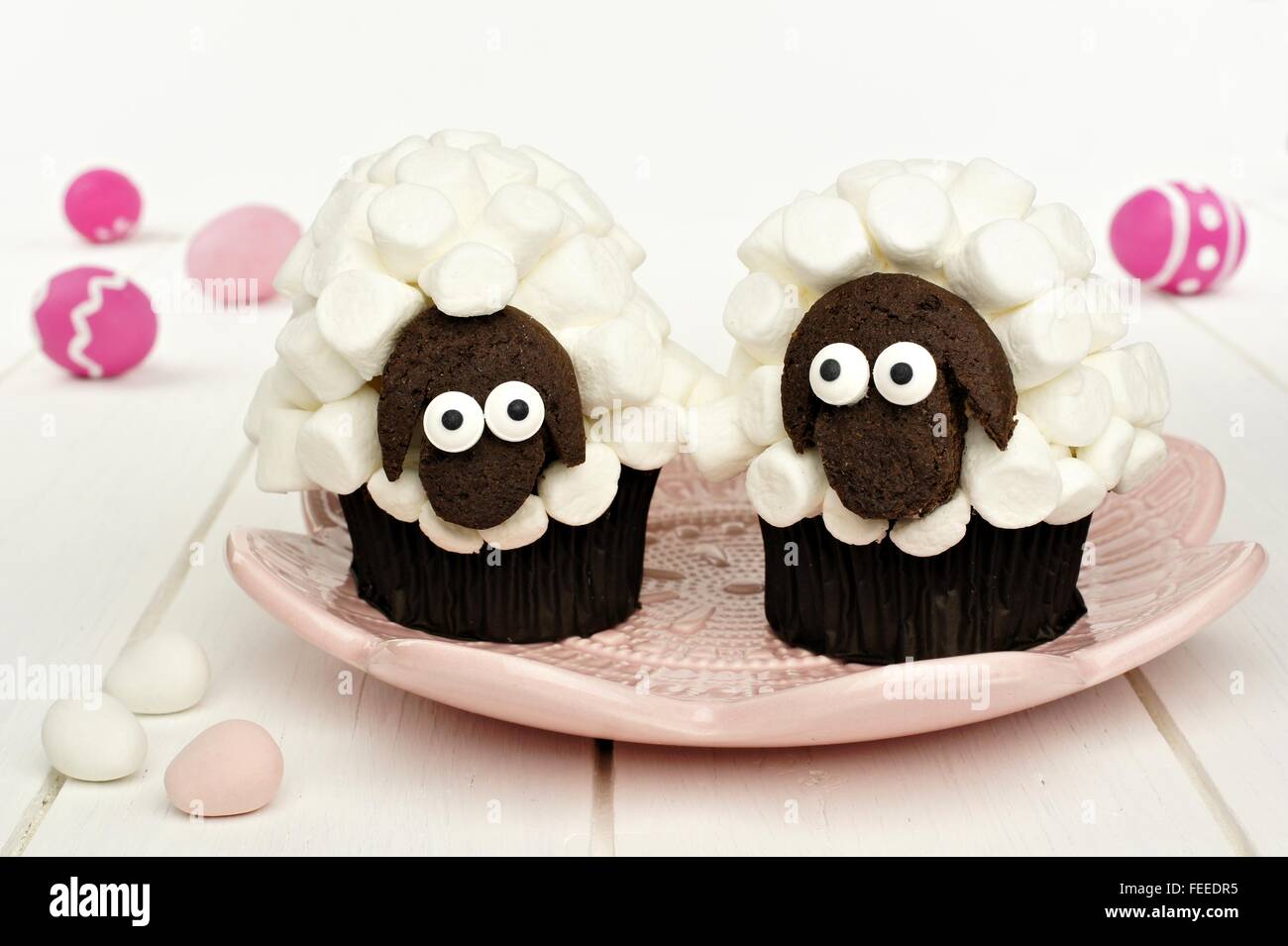 Cute Frühjahr Schafe Cupcakes auf rosa Teller mit Ostereiern Stockfoto