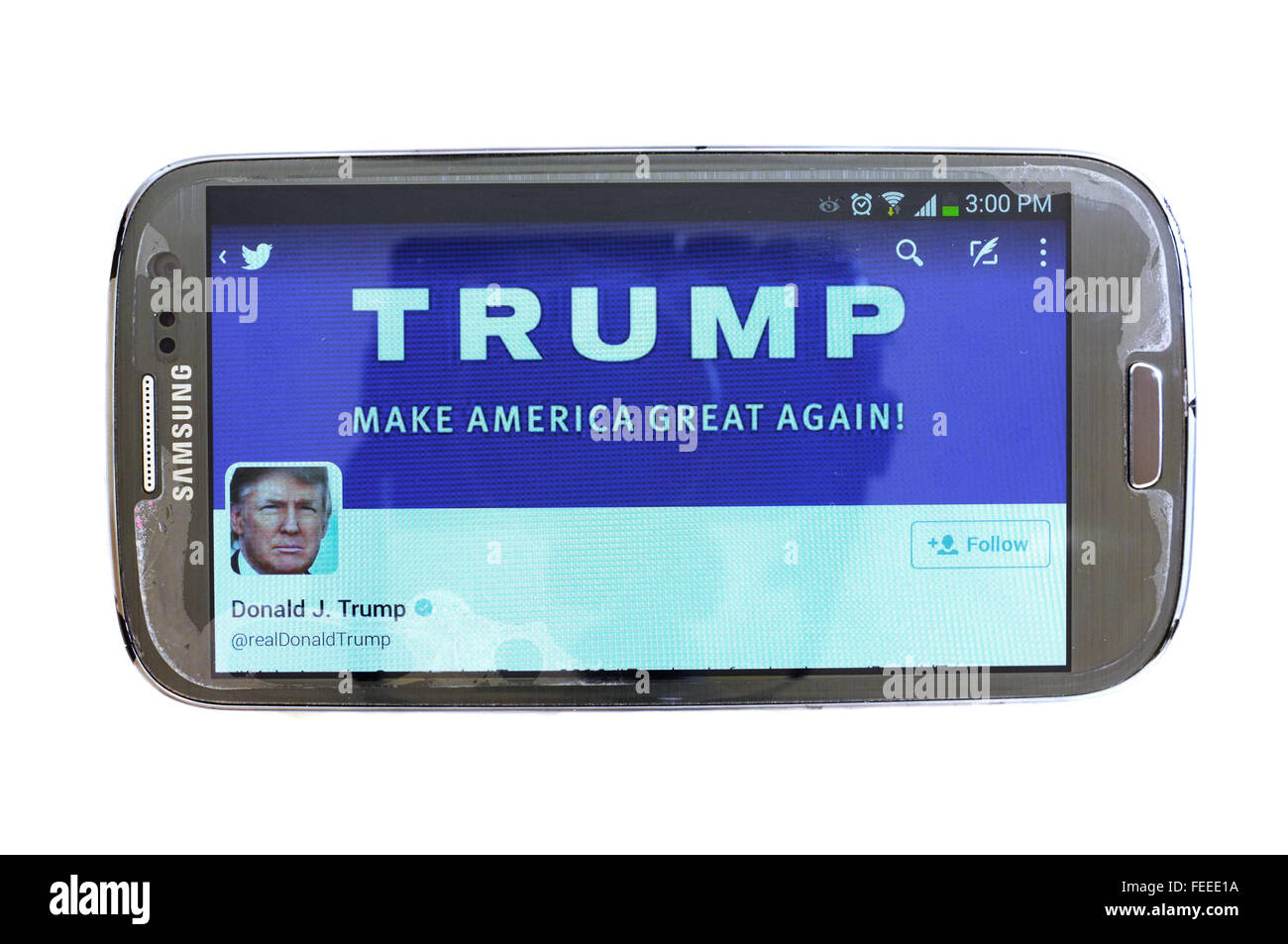 Donald Trump-Twitter-Account auf einem Smartphonebildschirm vor weißem Hintergrund fotografiert. Stockfoto