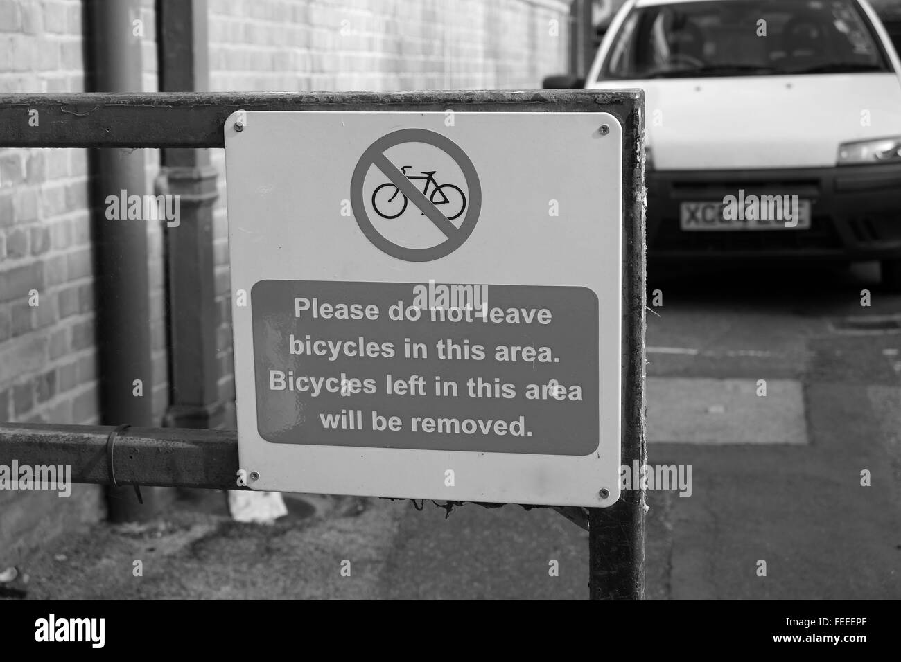 Bitte hinterlassen Sie keine Fahrräder in diesem Bereich Zeichen, werden sie entfernt. Juli 2014 Stockfoto