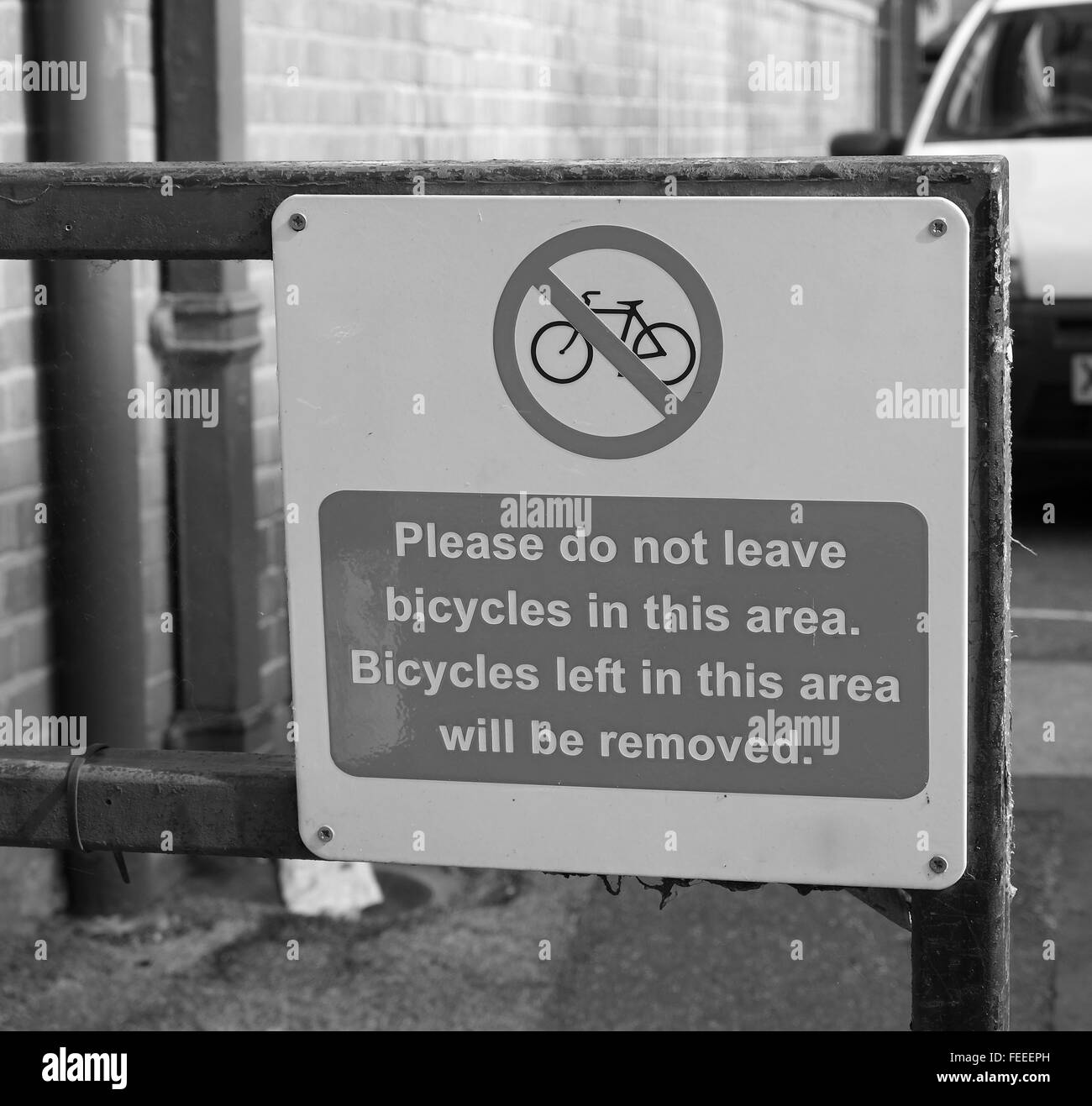 Bitte hinterlassen Sie keine Fahrräder in diesem Bereich Zeichen, werden sie entfernt. Juli 2014 Stockfoto