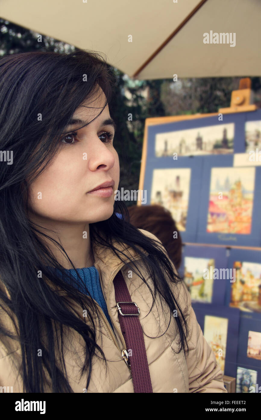 Porträt von eine schöne junge Brünette auf einer Kunst-Ausstellung im freien Stockfoto