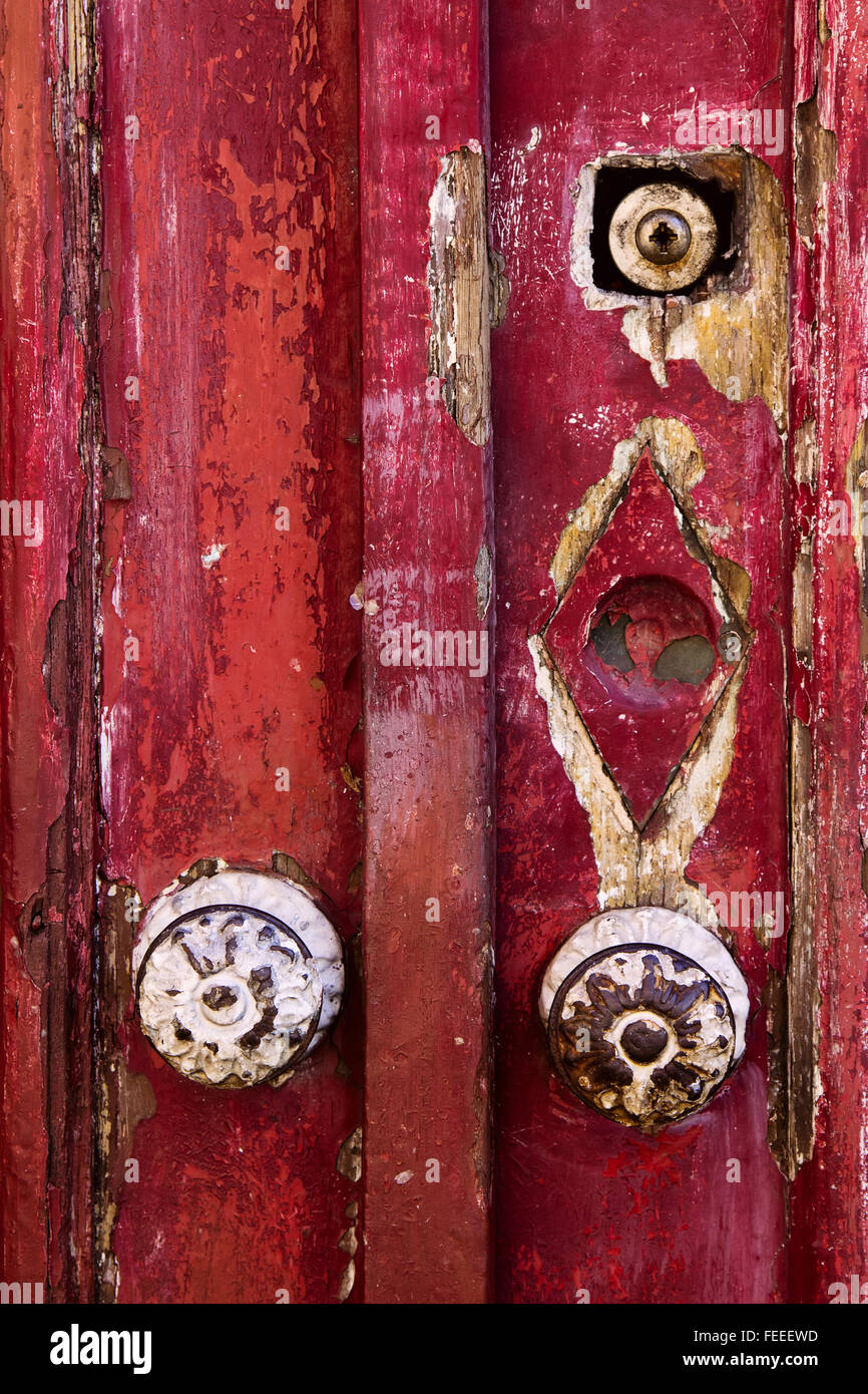 Alten Grunge Holztür mit abblätternde Farbe und Runde Türgriffe Stockfoto