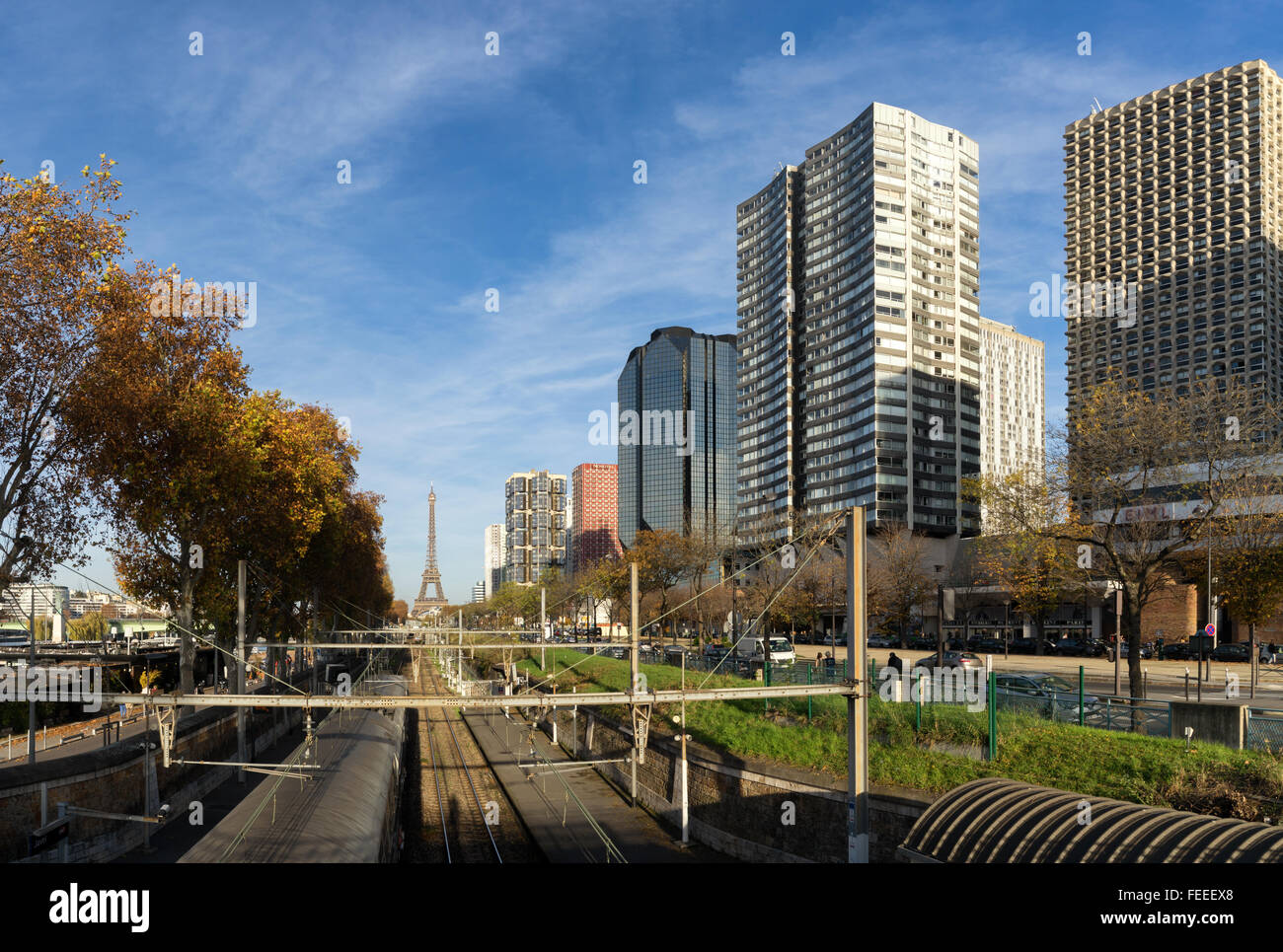 Gleise im Beaugrenelle mit dem Eiffelturm im Hintergrund Stockfoto