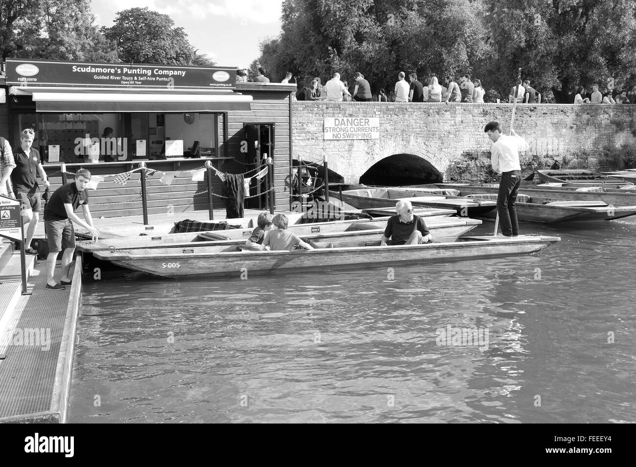 Touristen genießen Stocherkähne auf dem Fluss Cam in der Universitätsstadt Cambridge. Juli 2014 Stockfoto