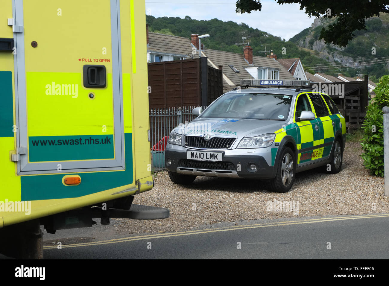 Sanitäter-Einheit vor einem Haus in der Somerset Dorf Cheddar. Stockfoto