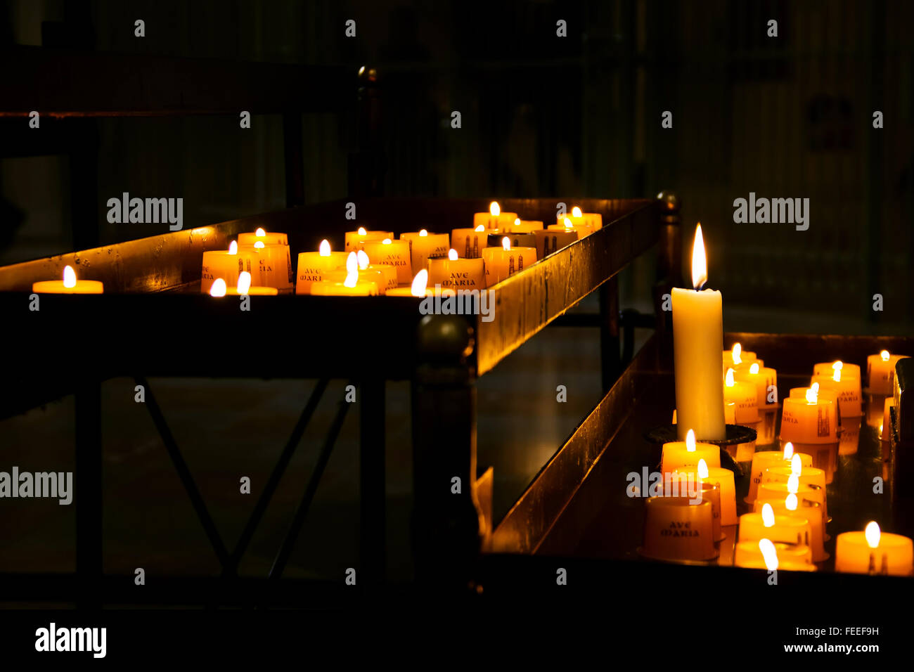 Reihe von Kerzen in der Frauenkirche (Kathedrale unserer lieben Frau), München, Deutschland Stockfoto