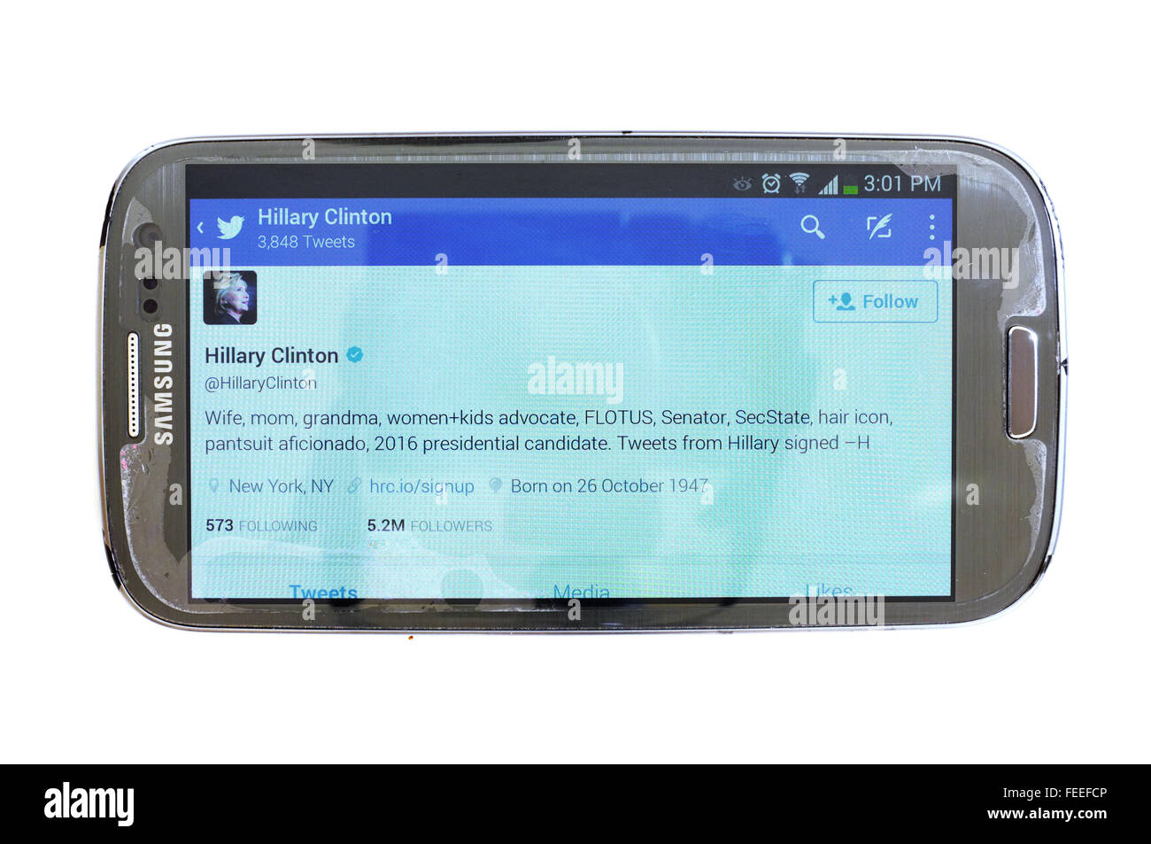 Hillary Clintons Twitter-Account auf einem Smartphonebildschirm vor weißem Hintergrund fotografiert. Stockfoto