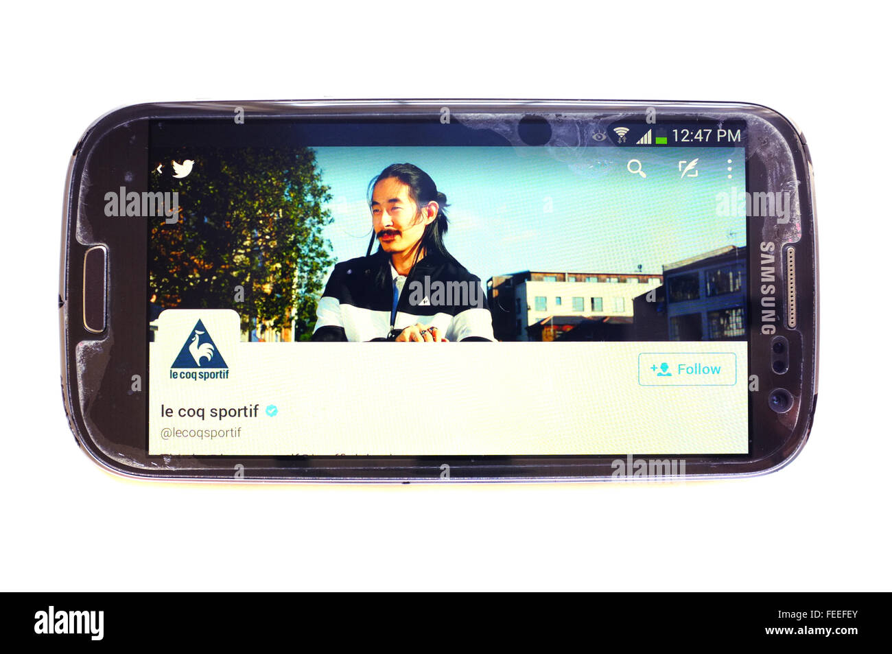 Le Coq Sportif Twitter Seite auf einem Smartphonebildschirm vor weißem Hintergrund fotografiert. Stockfoto