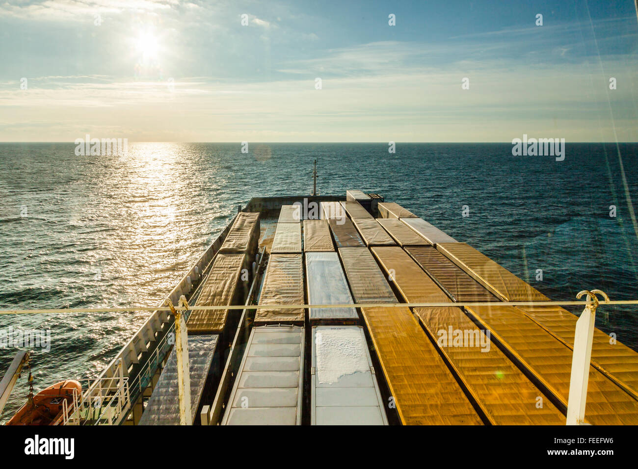 Anhänger auf dem Deck eines Frachters, Überquerung der Nordsee Stockfoto