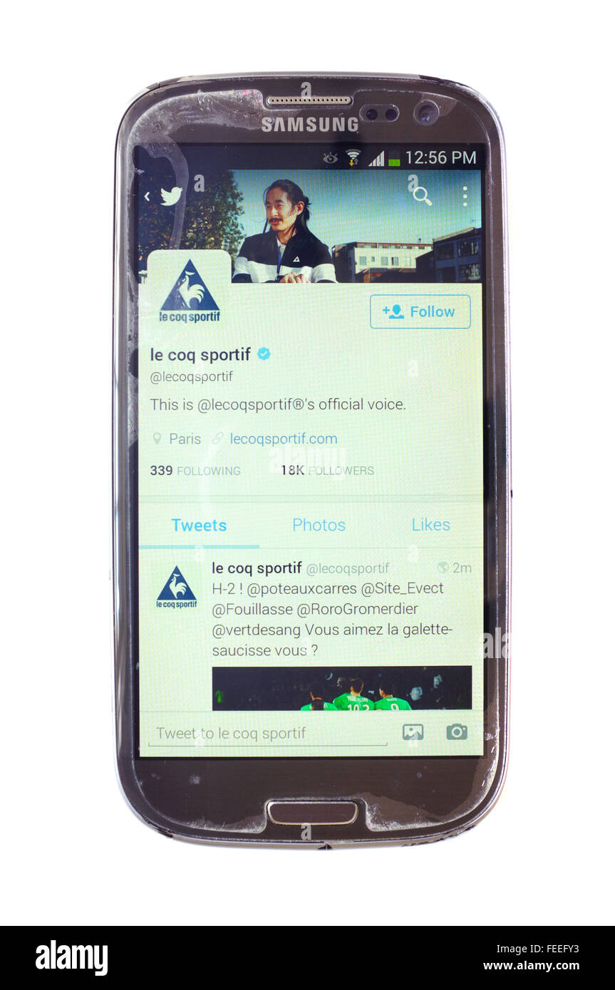 Le Coq Sportif Twitter Seite auf einem Smartphonebildschirm vor weißem Hintergrund fotografiert. Stockfoto