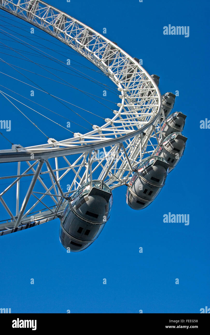 Ein abstraktes Bild des London Eye vor blauem Himmel, London Stockfoto