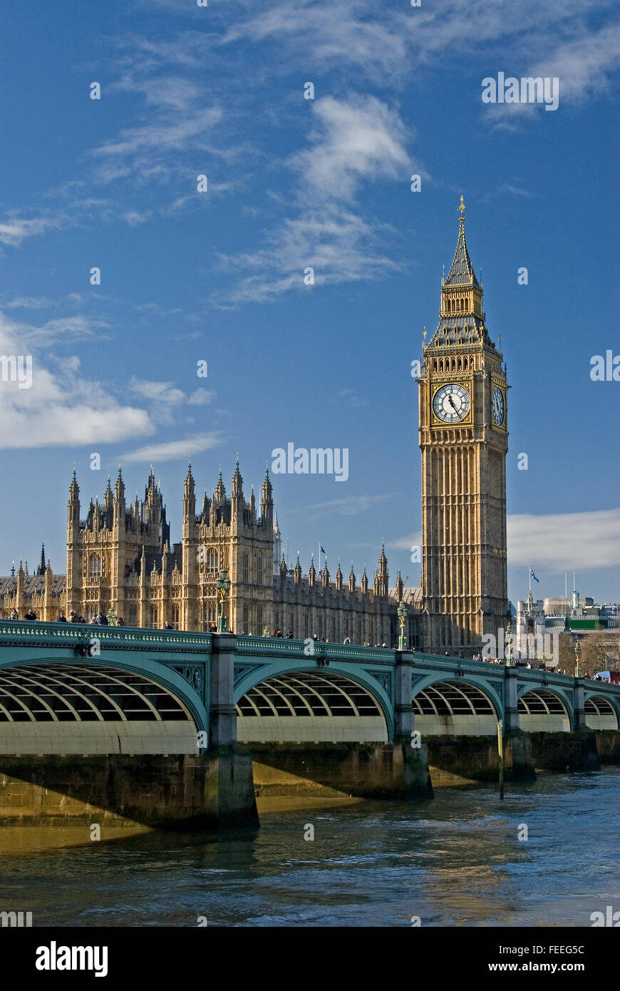 Die ikonischen Wahrzeichen von London, Big Ben, Teil des Palace of Westminster an den Häusern des Parlaments, steht am Ende der Westminster Bridge, London Stockfoto