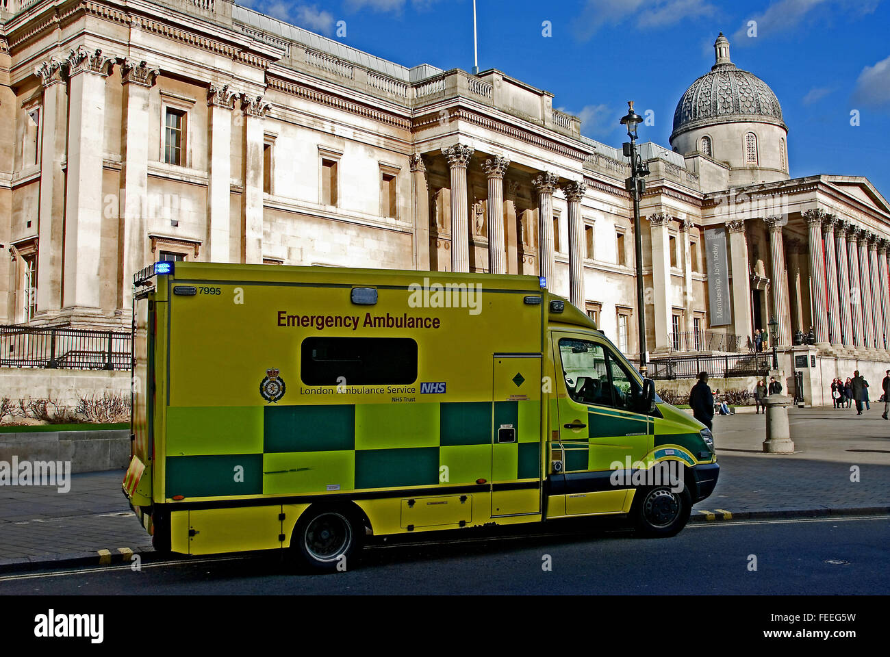 London Ambulance außerhalb der National Gallery am Trafalgar Square in London Stockfoto