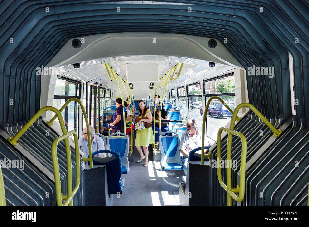 Madrid Spanien, Europa Europa, Spanisch, Salamanca, Paseo de Recoletos, Empresa Municipal de Transportes de Madrid, Sanitäter, EMT, Stadtbussystem, artikulieren Stockfoto