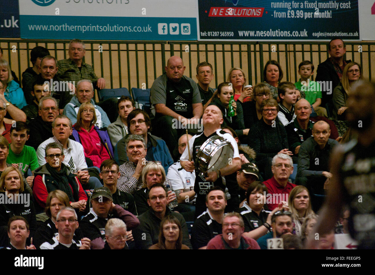 Newcastle Upon Tyne, Großbritannien, 5. Februar 2016, umgeben von weiteren Unterstützern, die ein Fan von Newcastle Eagles schlagen einer Trommel während der BBL Pokal Halbfinale-Hinspiel aufsteht match gegen Worcester Wolves im Central Sport. Bildnachweis: Colin Edwards / Alamy Live News Stockfoto