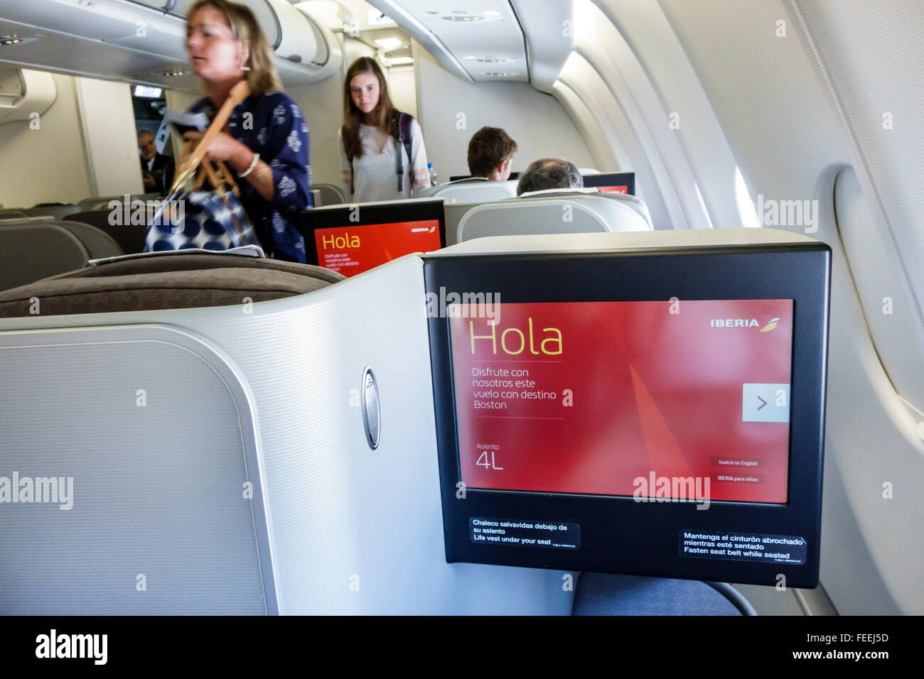 Spanien, Europa, Europa, Spanisch, MAD, Adolfo Suárez Madrid-Barajas Flughafen, an Bord, Business Class, Kabine, Iberia Flug 6165, Videomonitor, Verkehrsflugzeug, Stockfoto