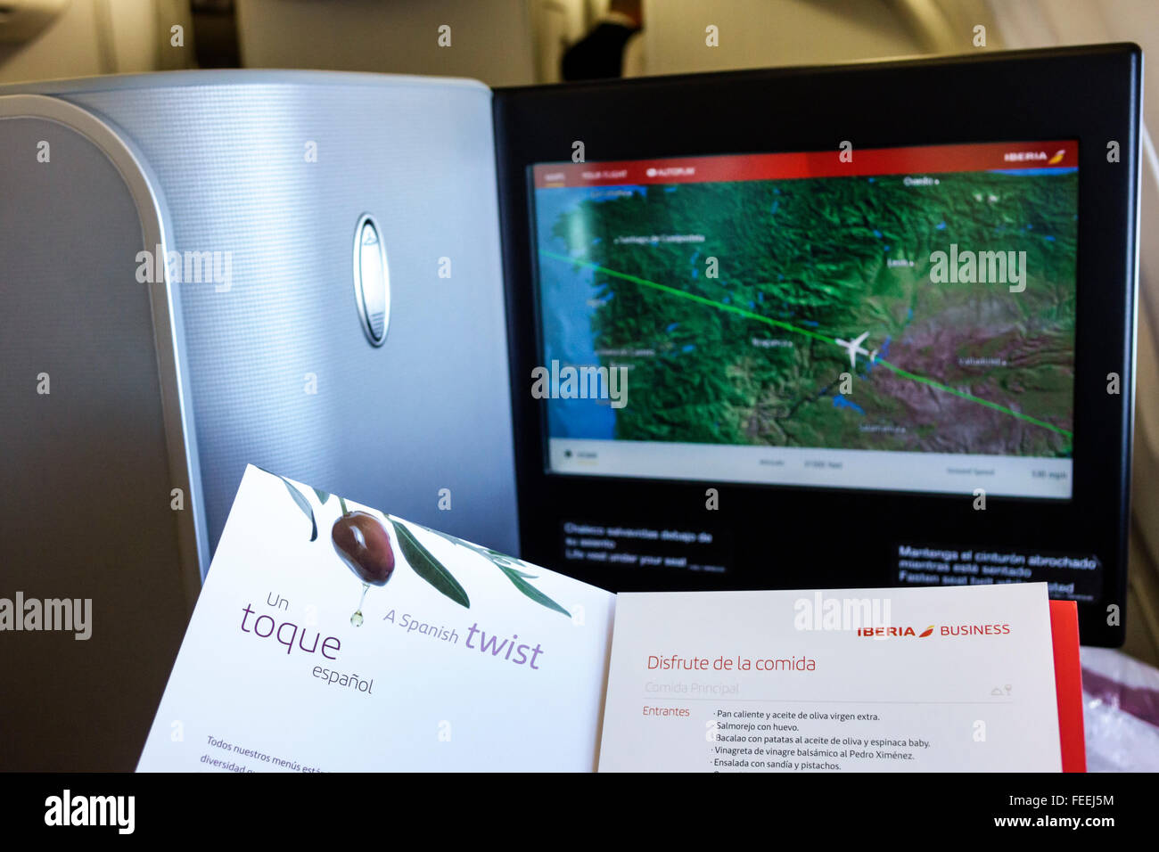 Spanien, Europa, Europa, Spanisch, MAD, Adolfo Suárez Madrid-Barajas Flughafen, an Bord, Business Class, Kabine, Iberia Flug 6165, Videomonitor, Verkehrsflugzeug, Stockfoto