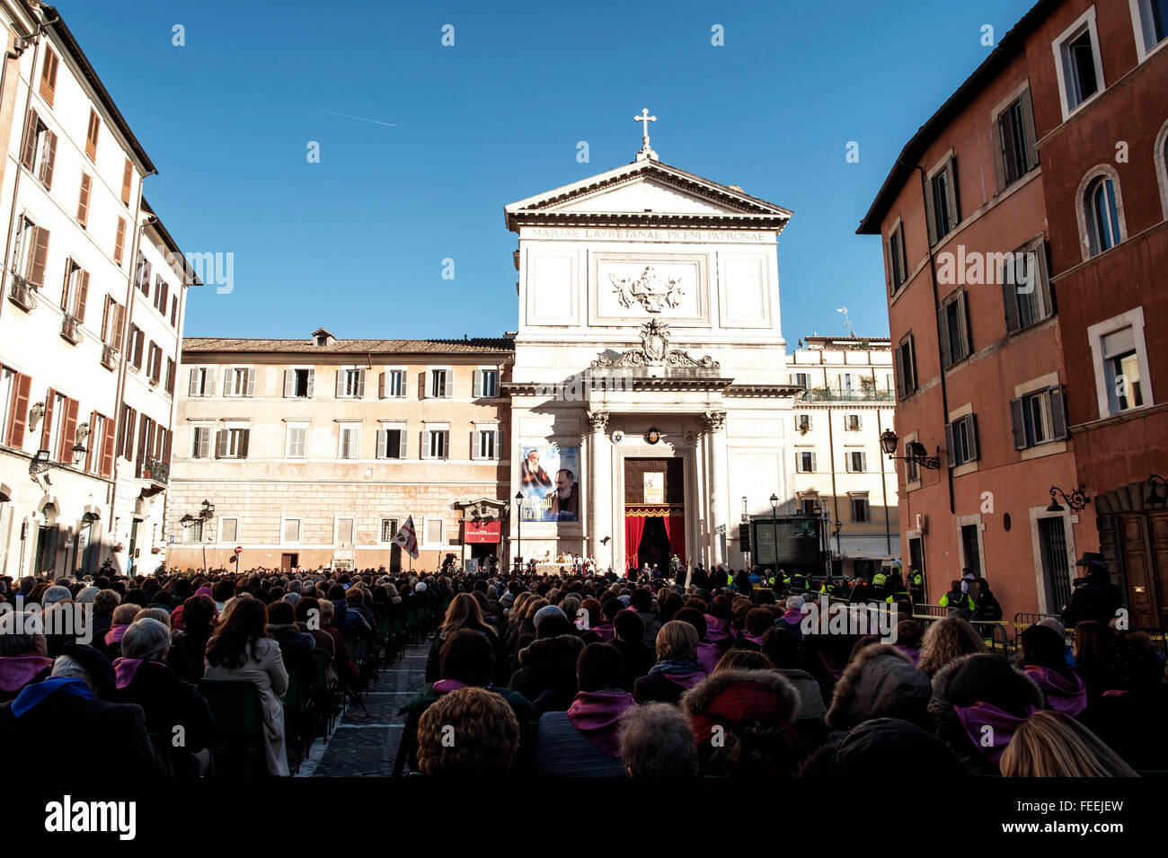 Rom, Italien. 5. Februar 2016. Padre Pio Körper wurde in Rom in einem kugelsicheren Glaskasten angezeigt. Sein Gesicht wurde in Silizium umgebaut. Die Pilger waren in der Lage, ihn in der Kirche von San Lorenzo außerhalb der Mauern der Kirche San Salvatore in Lauro und in St. Peter heute zu sehen. Bildnachweis: Claudia Borgia/Pacific Press/Alamy Live-Nachrichten Stockfoto