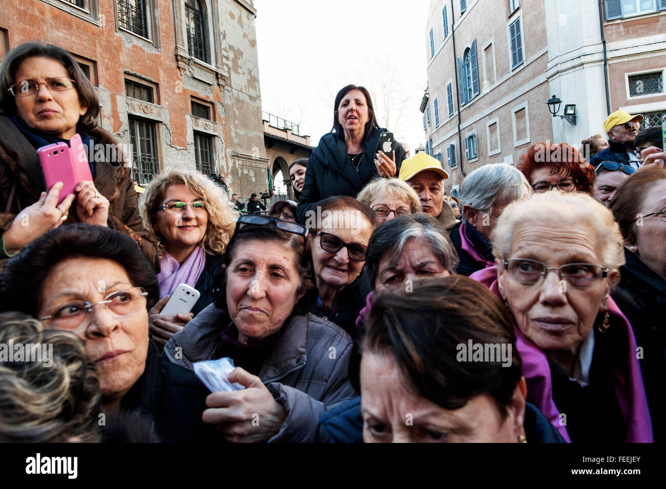 Rom, Italien. 5. Februar 2016. Die Pilger warten auf die Prozession von den Resten des Padre Pio. Seine sterblichen Überreste, rekonstruiert aus Silikon, erfolgt in ein kugelsicheres Glas-Fall von der Kirche San Salvatore in Lauro San Pietro. Bildnachweis: Claudia Borgia/Pacific Press/Alamy Live-Nachrichten Stockfoto