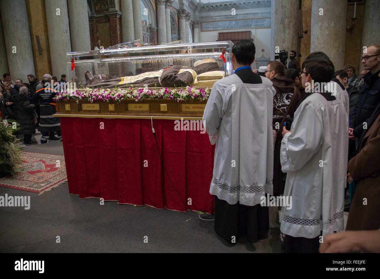 Vatikanstadt, Vatikan. 5. Februar 2016. Die Reliquie von St. Pio von Pietrelcina und die Reliquie von St. Leopold Mandic in der Kirche St. Salvatore in Lauro. Der Hl. Pio von Pietrelcina wurden in Rom von Papst Francis als Symbol für das Jubiläum der Barmherzigkeit genannt. Bildnachweis: Davide Fracassi/Pacific Press/Alamy Live-Nachrichten Stockfoto