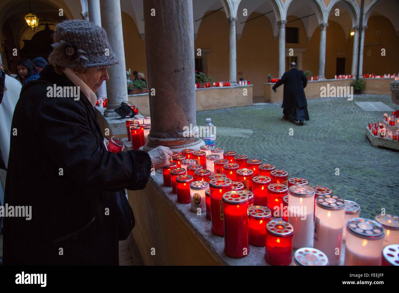 Vatikanstadt, Vatikan. 5. Februar 2016. Die Reliquie von St. Pio von Pietrelcina und die Reliquie von St. Leopold Mandic in der Kirche St. Salvatore in Lauro. Der Hl. Pio von Pietrelcina wurden in Rom von Papst Francis als Symbol für das Jubiläum der Barmherzigkeit genannt. Bildnachweis: Davide Fracassi/Pacific Press/Alamy Live-Nachrichten Stockfoto