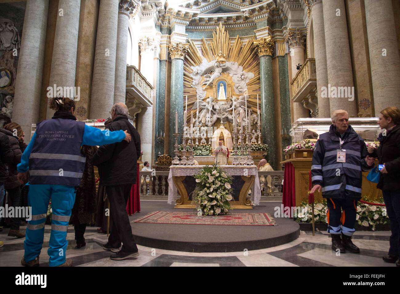 Vatikanstadt, Vatikan. 5. Februar 2016. Die Reliquie von St. Pio von Pietrelcina und die Reliquie von St. Leopold Mandic in der Kirche St. Salvatore in Lauro. Der Hl. Pio von Pietrelcina wurden in Rom von Papst Francis als Symbol für das Jubiläum der Barmherzigkeit genannt. Bildnachweis: Davide Fracassi/Pacific Press/Alamy Live-Nachrichten Stockfoto