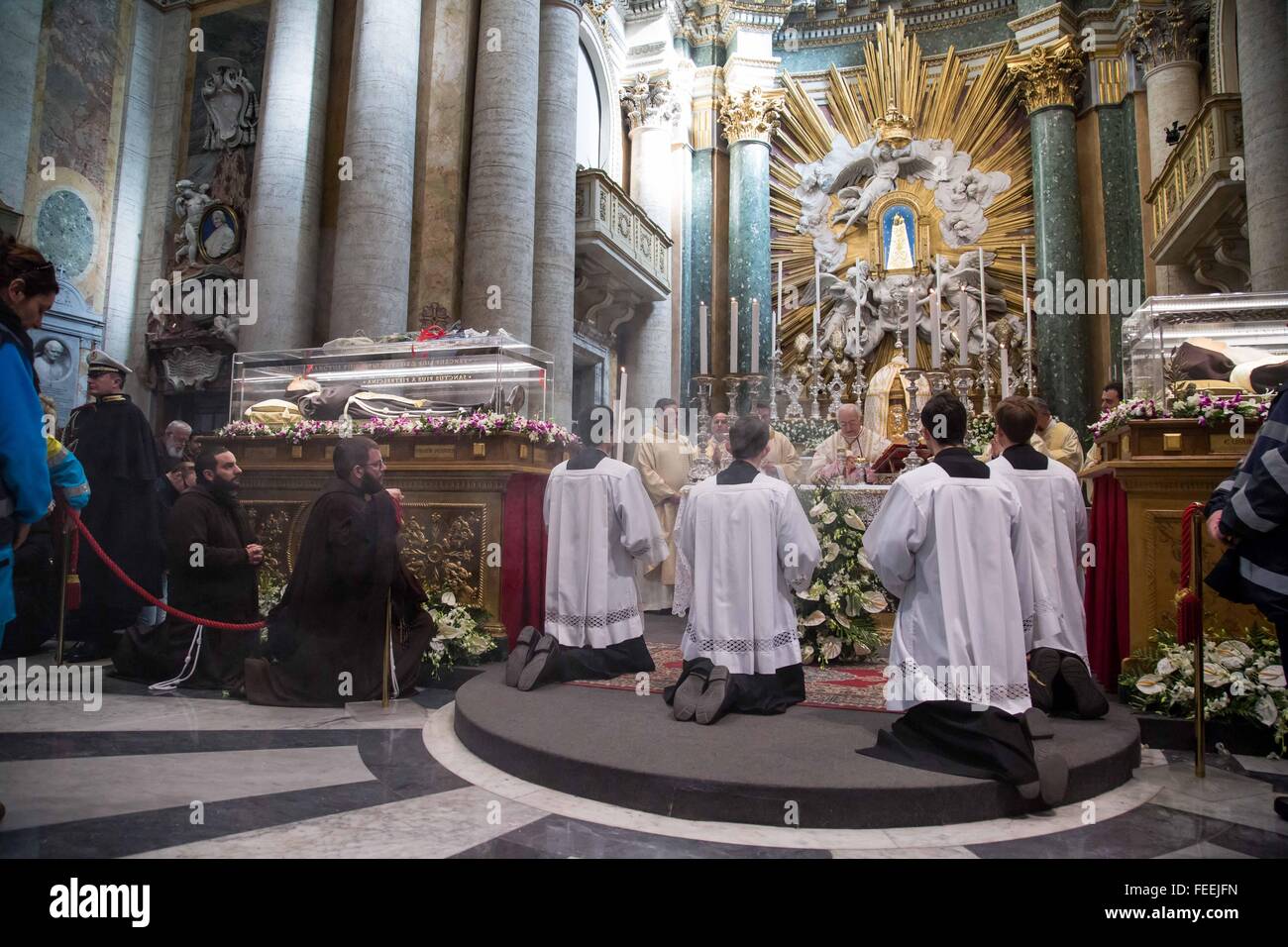 Vatikanstadt, Vatikan. 5. Februar 2016. Die Reliquie von St. Pio von Pietrelcina und die Reliquie von St. Leopold Mandic in der Kirche St. Salvatore in Lauro. Der Hl. Pio von Pietrelcina wurden in Rom von Papst Francis als Symbol für das Jubiläum der Barmherzigkeit genannt. Bildnachweis: Davide Fracassi/Pacific Press/Alamy Live-Nachrichten Stockfoto