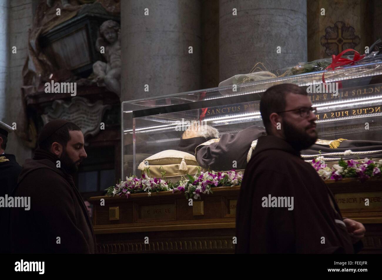 Vatikanstadt, Vatikan. 5. Februar 2016. Die Reliquie von St. Pio von Pietrelcina und die Reliquie von St. Leopold Mandic in der Kirche St. Salvatore in Lauro. Der Hl. Pio von Pietrelcina wurden in Rom von Papst Francis als Symbol für das Jubiläum der Barmherzigkeit genannt. Bildnachweis: Davide Fracassi/Pacific Press/Alamy Live-Nachrichten Stockfoto