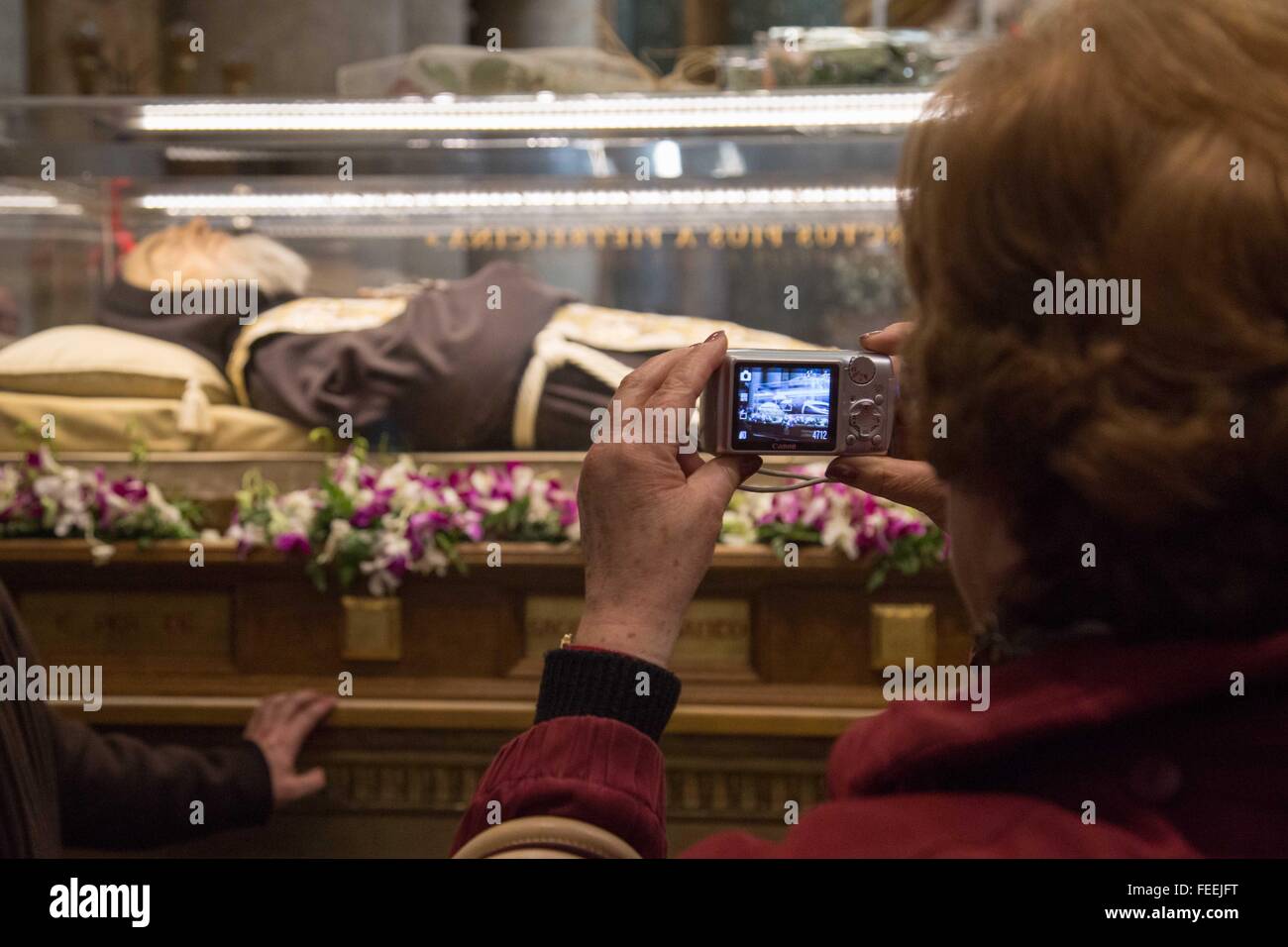 Vatikanstadt, Vatikan. 5. Februar 2016. Die Reliquie von St. Pio von Pietrelcina und die Reliquie von St. Leopold Mandic in der Kirche St. Salvatore in Lauro. Der Hl. Pio von Pietrelcina wurden in Rom von Papst Francis als Symbol für das Jubiläum der Barmherzigkeit genannt. Bildnachweis: Davide Fracassi/Pacific Press/Alamy Live-Nachrichten Stockfoto