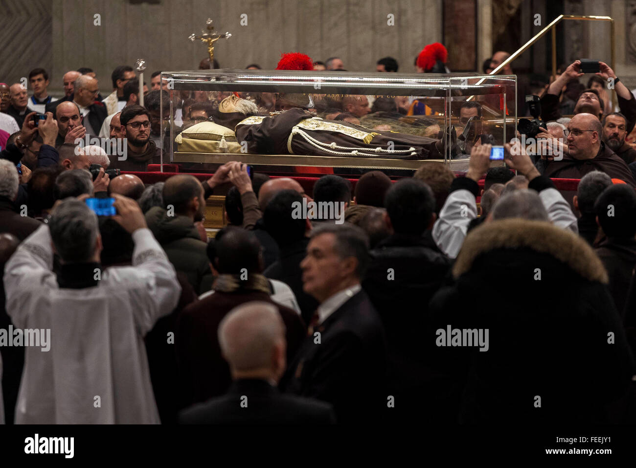 Vatikanstadt, Vatikan. 5. Februar 2016. Die Reliquien des heiligen Pio von Pietrelcina, kommen besser bekannt als Pater Pio und Saint Leopold Mandic in St. Peter Basilica im Vatikan. Pater Pio wurde berühmt mit den "Stigmata", die den Spuren Christi, die meiste Zeit seines Lebens dadurch erzeugt viel Interesse und Kontroverse sind. Er war selig gesprochenen (1999) und kanonisierten (2002) von Papst Johannes Paul II. Bildnachweis: Giuseppe Ciccia/Pacific Press/Alamy Live-Nachrichten Stockfoto